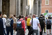 Foto von Workshopteilnehmenden beim gemeinsamen Spaziergang. 