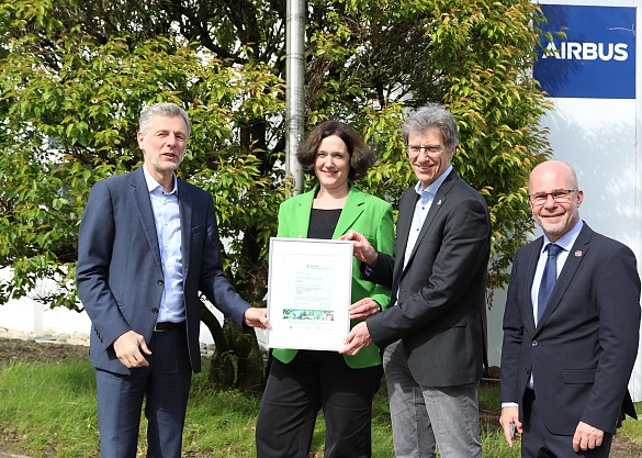 Beim Jahresempfang der Partnerschaft Umwelt Unternehmen wurde Airbus vom BUND Landesverband Bremen als Ort der biologischen Vielfalt ausgezeichnet. Gruppenbild mit Airbus-Standortleiter Joachim Betker; Kathrin Moosdorf, Senatorin für Umwelt, Klima und Wissenschaft; Martin Rode, Geschäftsführer des BUND Landesverbandes Bremen und Martin Schulze, Leiter der Geschäftsstelle Umwelt Unternehmen (v.l.n.r.)..