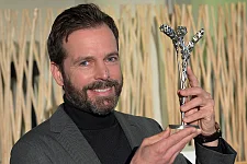 Bild von Hans Jaich mit der Trophäe zum Bremer Umweltpreis