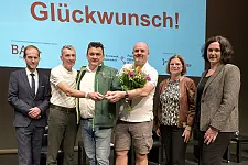 HY.City.Bremerhaven gewinnt den Bremer Umweltpreis 2023. V.l.n.r. Ralf Stapp (BAB - Die Förderbank); Andreas Wellbrock, André Kiwitz, Horst Mangels (HY.City.Bremerhaven GmbH & Co. KG); Kristina Vogt (Senatorin für Wirtschaft, Häfen und Transformation) und Kathrin Moosdorf (Senatorin für Umwelt, Klima und Wissenschaft). Foto: BAB_BremerUmweltpreis.