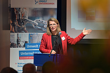 Dr. Diana Wehlau stellte in ihrem Impulsvortrag die Grundzüge der Klimaschutzstrategie 2038 der Freien Hansestadt Bremen vor.