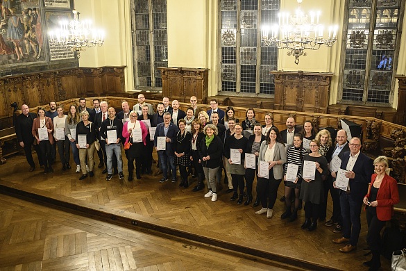 Die Vertreterinnen und Vertreter der Unternehmen in der Oberen Rathaushalle zusammen mit Senatorin Dr. Claudia Schilling, Arbeits-Staatsrätin Karin Treu und Frauenbeauftragter Bettina Wilhelm (Bildmitte, vordere Reihe, ohne Urkunden v.l.n.r,). Foto: Kerstin Rolfes