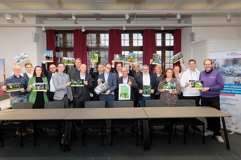 Vertreterinnen und Vertreter der teilnehmenden Unternehmen präsentierten die erfolgreiche Baumpflanzaktion im Bremer Rathaus. 