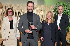 Gruppenbild von Wirtschaftssenatorin Kristina Vogt, Umweltsenatorin Dr. Maike Schaefer und BAB Geschäftsführer Ralf Stapp, mit dem Gewinner Hans Jaich.