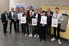 Vertreter:innen und Vertreter der fünf neuen Mitgliedsunternehmen und des ausgezeichneten Klimaschutzbetriebs mit Staatsrat Jan Fries (2.l.) und Martin Schulze (links im Bild) von der Geschäftsstelle Umwelt Unternehmen.