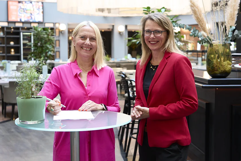 Angelika Zupanc, Direktorin des Radisson Blu Hotel Bremen, unterzeichnet im Beisein von Dr. Diana Wehlau aus dem Umweltressort (rechts im Bild) die Rahmenvereinbarung zum Beitritt in die Umweltpartnerschaft.