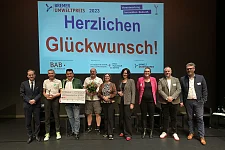 Gruppenbild mit Finalisten. V.l.n.r. Ralf Stapp (BAB - Die Förderbank); Andreas Wellbrock, André Kiwitz, Horst Mangels (HY.City.Bremerhaven GmbH & Co. KG); Kristina Vogt (Senatorin für Wirtschaft, Häfen und Transformation); Kathrin Moosdorf (Senatorin für Umwelt, Klima und Wissenschaft); Matilda Haidorn, Florian Brandau (ENGINIUS GmbH) und Steffen Röhrs (Uwe Röhrs GmbH). Foto: BAB_BremerUmweltpreis.