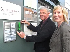 eine Frau und ein Mann vor einer Haustür