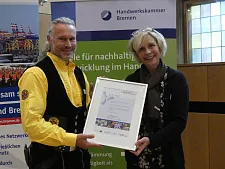 Sascha Apel (Geschäftsführer der Sascha Apel Dachdeckermeister GmbH & Co. KG) mit Staatsrätin Gabriele Nießen