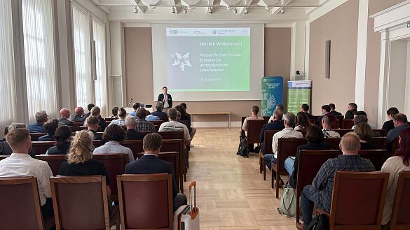 Dr. Mirko Kruse von der Handelskammer Bremen begrüßt das Publikum der 3. Fachtagung zur Circular Economy im Land Bremen.