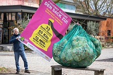Bild des Initiators Jürgen Schnier von der Klimazone Bremen-Findorff  bei der Vorbereitung der Aktion "Findorff macht den Sack zu - Plastikmüll reduzieren, Gelben Sack halbieren".
