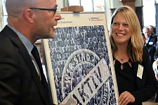 Martin Schulze überreichte Dr. Maike Schaefer ein Jubiläumsposter zum 20-jährigen Bestehen der Umweltpartnerschaft.