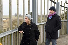 Foto von Umwelt- und Klimaschutzsenatorin Maike Schaefer sowie bremenports-Geschäftsführer Robert Howe zu Besuch auf der Luneplate in Bremerhaven.
