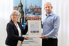 Hildegard Kamp aus dem Umweltressort überreicht Dr. Florian Siedenburg die Urkunde zur Aufnahme in die Bremer Umweltpartnerschaft