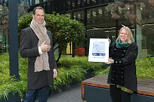 Dr. Maike Schaefer überreicht Dr. Tim Nesemann die Beitrittsurkunde