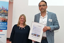 Urkundenübergabe zur Aufnahme in die Umweltpartnerschaft