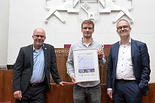 Bild der Urkundenüberreichung zur Aufnahme in die Umweltpartnerschaft