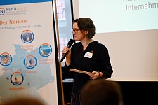 Foto von Yvonne Zwick, Vorsitzende des B.A.U.M. e.V., bei ihrem Keynote-Vortrag.