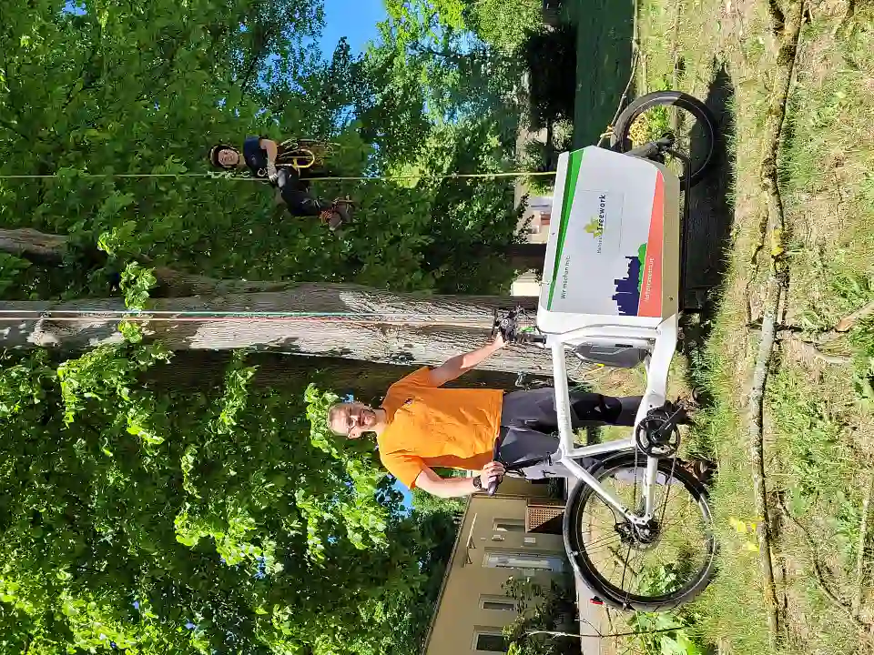 Steffen Lüssing und sein Team im Baumschnitt-Einsatz auf dem Gelände der Egestorff-Stiftung, die wie Hanseatic Treework ebenfalls Mitglied in der Partnerschaft Umwelt Unternehmen ist.
