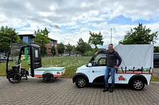 dextra FM Geschäftsführer Philipp von der Heide mit den beiden getesteten Fahrzeugen.