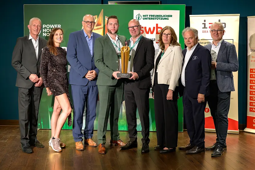 Markus und Harald Rossol (Mitte) freuen sich über die Auszeichnung Motor des Nordens. Dazu gratulieren (von links) Christian Meyer-Hammerström (Jury), Annie Heger (Moderatorin des Abends), Bremens Bürgermeister Dr. Andreas Bovenschulte, Karin Beckmann (Jury), Prof. Thomas Albert (Jury) und Prof. Dr. Manfred Weisensee (Jury). Foto: Izabela Mittwollen | Powerhouse Nord