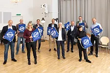 Gruppenbild zur Aufnahme vierer Firmen in die "Partnerschaft Umwelt Unternehmen", dreier Firmen in das "Bündnis für Mehrweg" und einer Auszeichnung zum Klimaschutzbetrieb in der etage°.