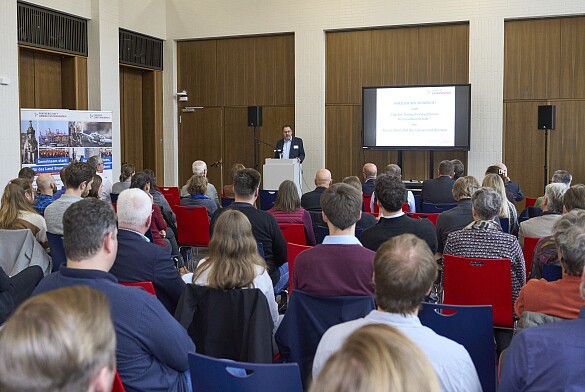 In seinem Impulsvortrag stellte Michael Bürger die Kreislaufwirtschaftsstrategie im Land Bremen vor. In seinem Impulsvortrag stellte Michael Bürger die Kreislaufwirtschaftsstrategie im Land Bremen vor.