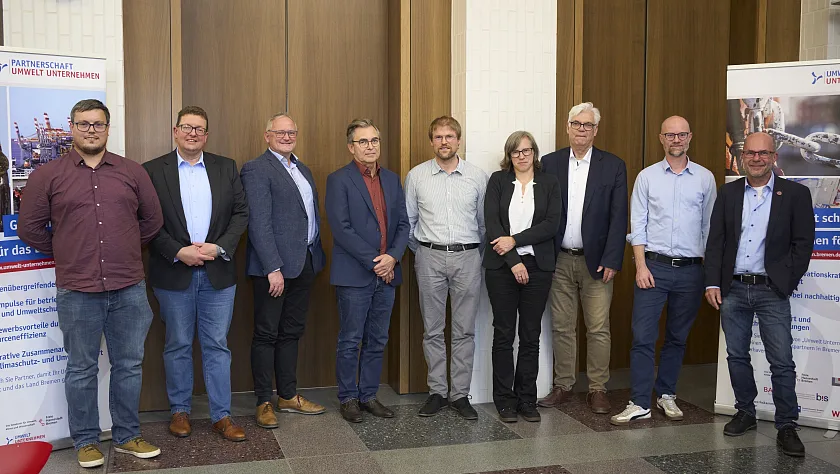 Sie stellten ihre Projekte und Forschungstätigkeiten zur Kreislaufwirtschaft vor. V.l.n.r.: Christoph Piecha (Suding & Soeken GmbH), Thomas Bähr (Friedrich Bähr GmbH & Co. KG), Axel Drieling (Faserinstitut Bremen e.V.), Prof. Dr. Martin Wittmaier (Institut für Energie und Kreislaufwirtschaft an der Hochschule Bremen GmbH), Paul Riesen (GREENBOATS GmbH), Yvonne Kowalik (Fraunhofer IFAM), Prof. Dr. Gerhard Schories (ttz Bremerhaven), Dr. Jan Wedemeier (Matena innovate! Center) mit Martin Schulze von der Geschäftsstelle Umwelt Unternehmen.