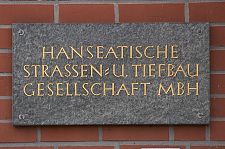 Schild der HST Hanseatische Straßen- und Tiefbaugesellschaft m.b.H.