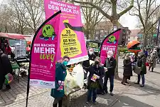 Gruppenbild mit Marcella Dammrat-Tiefensee, Jörg Niepel, Umwelt- und Klimaschutzsenatorin Dr. Maike Schaefer und Jürgen Schnier auf dem Findorffmarkt.