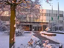 Das AOK-Gebäude im Winter, von Schnee umgeben