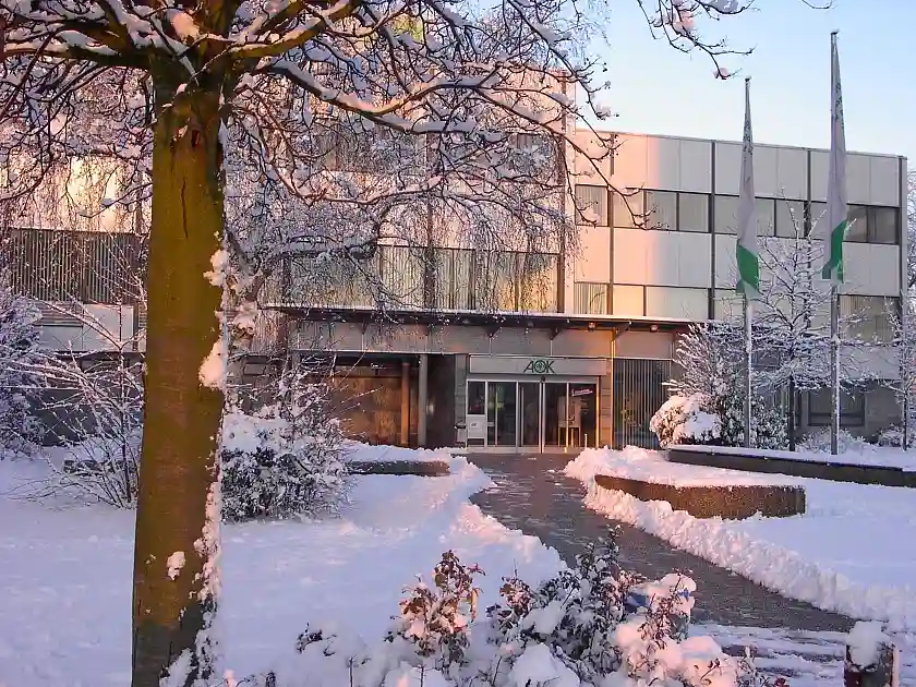 Das AOK-Gebäude im Winter, von Schnee umgeben