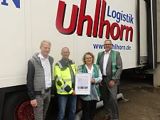 Bild der Neuaufnahme mit Urkunde.