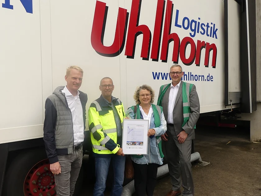 Bild der Neuaufnahme mit Urkunde.