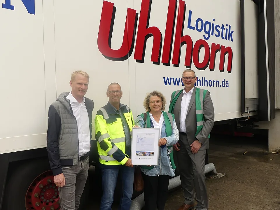 Bild der Neuaufnahme mit Urkunde.