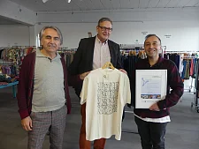 Gruppenbild mit Urkunde bei der Neufnahme in die Umweltpartnerschaft