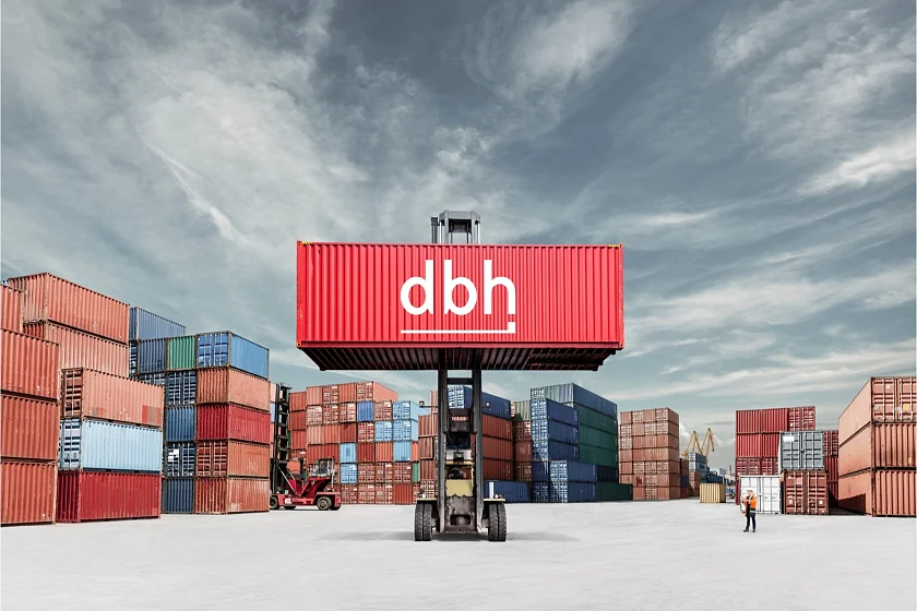 Containerterminal mit einem mobilen Kran in der Bildmitte