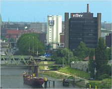 Die Weser mit einem Schiff und im Hintergrund die Becks und InBev-Gebäude