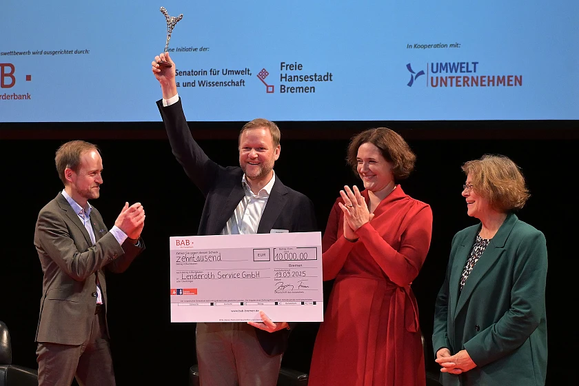 Freuten sich über die Verleihung des Bremer Umweltpreises 2025 (v.l.): Ralf Stapp (Vorsitzender der Geschäftsführung der BAB - die Förderbank für Bremen und Bremerhaven), Christophe Lenderoth (Geschäftsführer der Lenderoth Service GmbH), Kathrin Moosdorf (Senatorin für Umwelt, Klima und Wissenschaft) und Maike Frese (Staatsrätin bei der Senatorin für Wirtschaft, Häfen und Transformation). Foto: Michael Bahlo