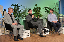 Bild der drei Finalisten im Gespräch 