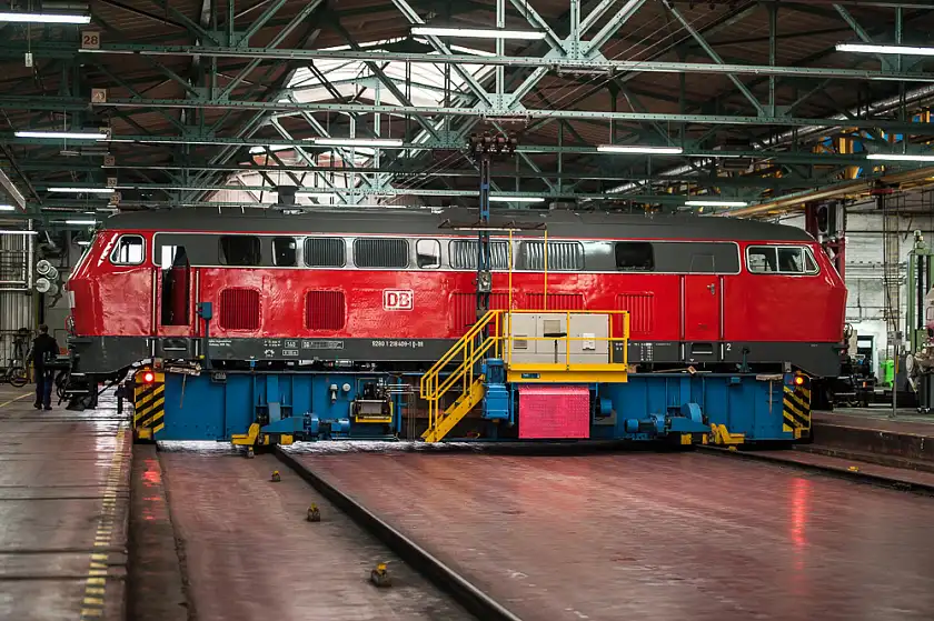 eine DB Lok bei der Fahrzeuginstandhaltung