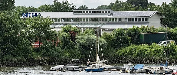 Grünen Strom vom eigenen Dach gibt es im Café Sand.