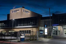 Firmengelände der Firma Druckzentrum Nordsee GmbH bei Nacht