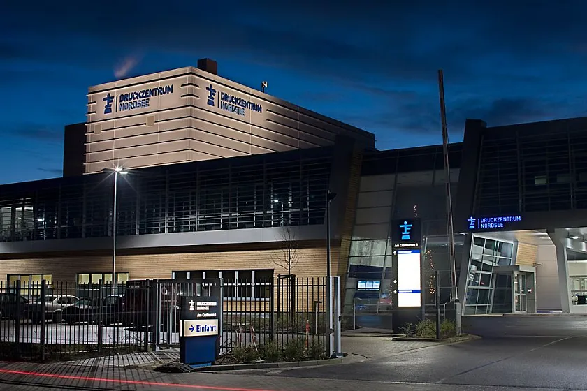 Firmengelände der Firma Druckzentrum Nordsee GmbH bei Nacht