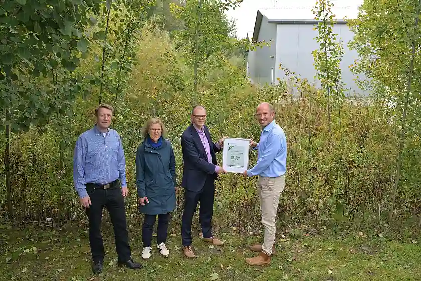 Jan Fries (1. v. r.), Staatsrat bei der Senatorin für Umwelt, Klima und Wissenschaft, überreicht Dr. Florian Siedenburg (2. v. r.) von der ECO°COOL GmbH die Auszeichnungsurkunde. Annette Schimmel (2. v. l.) von der BIS Bremerhaven und Torsten Stadler (1. v. l.) von der Geschäftsstelle Umwelt Unternehmen gratulierten.