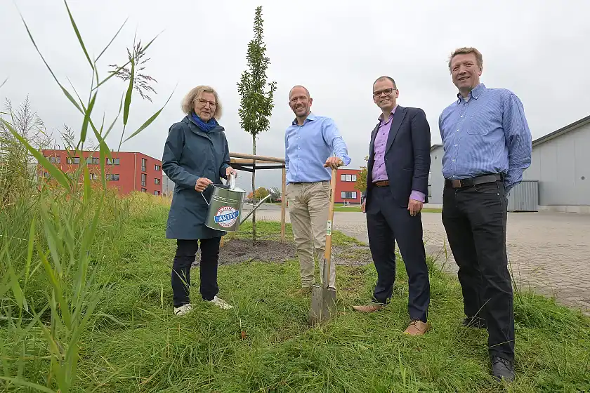 Im Rahmen der Bremerhavener Baumpflanz-Challenge wurde auf dem Firmengelände auch eine Hainbuche gepflanzt. V. l. n. r.: Annette Schimmel (BIS Bremerhaven), Dr. Florian Siedenburg (ECO°COOL), Staatsrat Jan Fries (Die Senatorin für Umwelt, Klima und Wissenschaft), Torsten Stadler (Geschäftsstelle Umwelt Unternehmen).