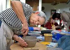 Frau beim Töpfern in der Egestorff Im Alter zuhause gGmbH