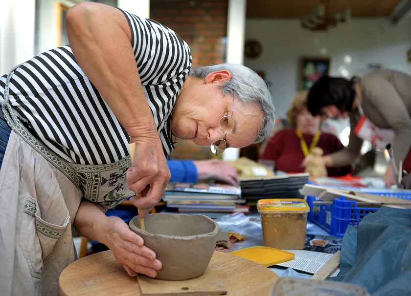 Frau beim Töpfern in der Egestorff Im Alter zuhause gGmbH