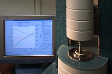 Ein Bildschirm mit einem Graph und ein technisches Instrument der ACTEGA DS GmbH