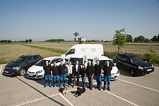 Das Team der JamiroTec Schädlingsbekämpfung GmbH umgeben von Feldern vor den Firmenwagen stehend